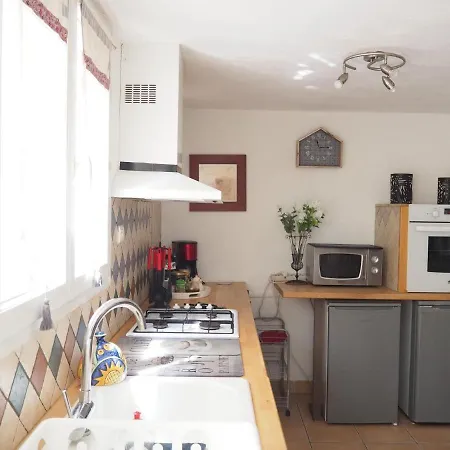 Small Holiday With Courtyard, Bellegarde 度假居 *