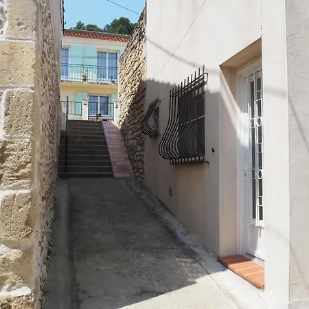 Small Holiday With Courtyard, Bellegarde 度假居 *
