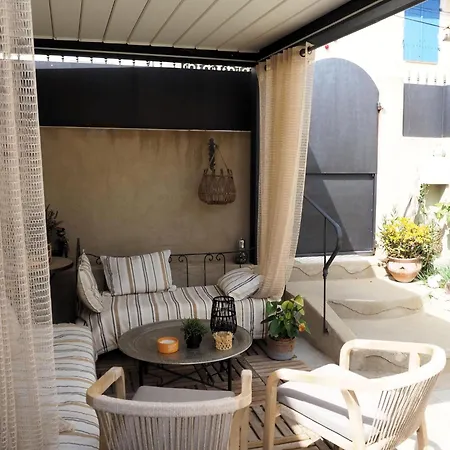 Small Holiday With Courtyard, Bellegarde 度假居 贝勒加德